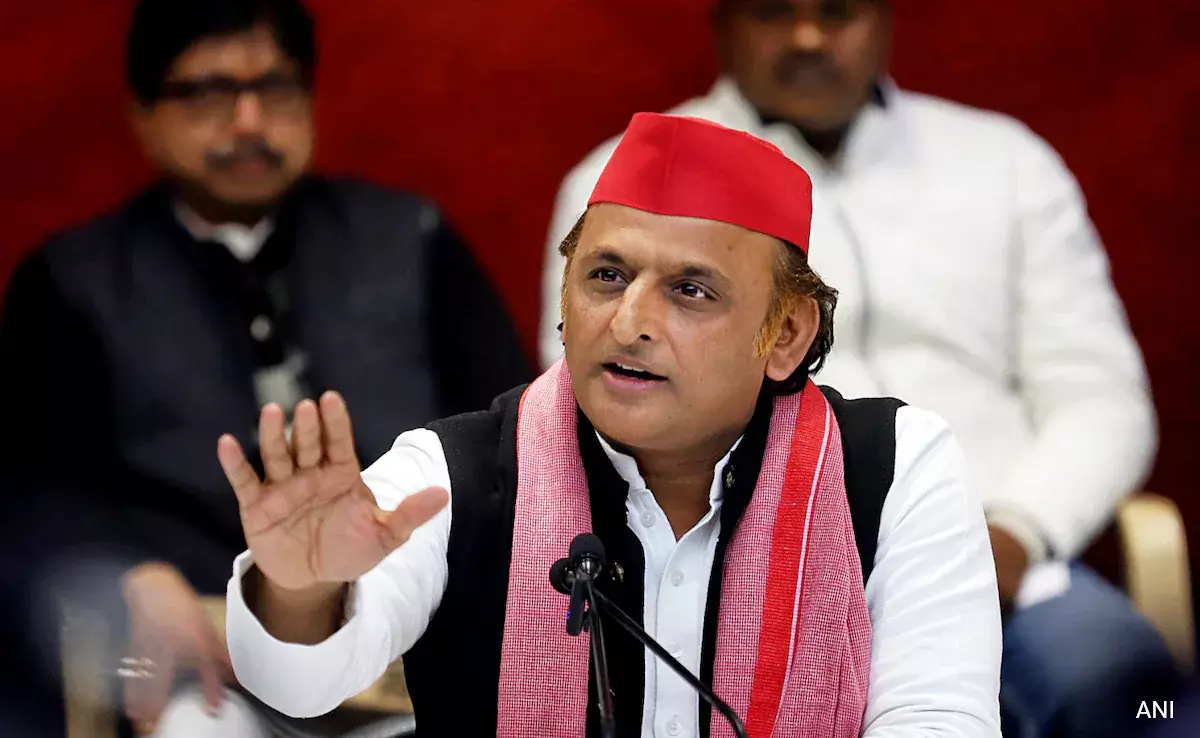 Lucknow: सपा बैठक की तस्वीर पर छिड़ी सियासी बहस Lucknow: सपा बैठक की तस्वीर पर छिड़ी सियासी बहस