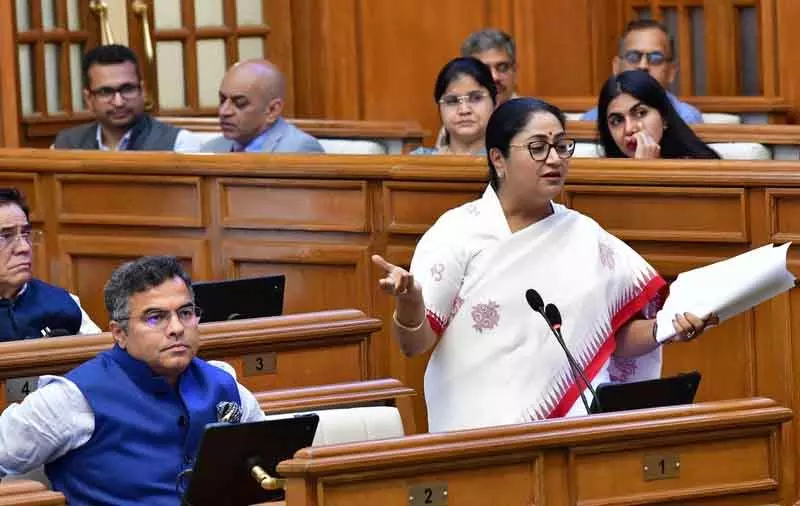 Delhi विधानसभा ने बजट पास किया, CM गुप्ता ने AAP पर 47,000 करोड़ रुपये के कर्ज की आलोचना की Delhi विधानसभा ने बजट पास किया, CM गुप्ता ने AAP पर 47,000 करोड़ रुपये के कर्ज की आलोचना की