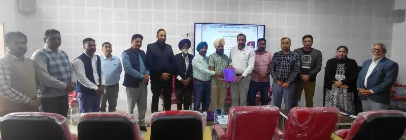 कवि ने श्री गुरु गोबिंद सिंह खालसा कॉलेज, Mahilpur में छात्रों के साथ साहित्यिक बातचीत की कवि ने श्री गुरु गोबिंद सिंह खालसा कॉलेज, Mahilpur में छात्रों के साथ साहित्यिक बातचीत की