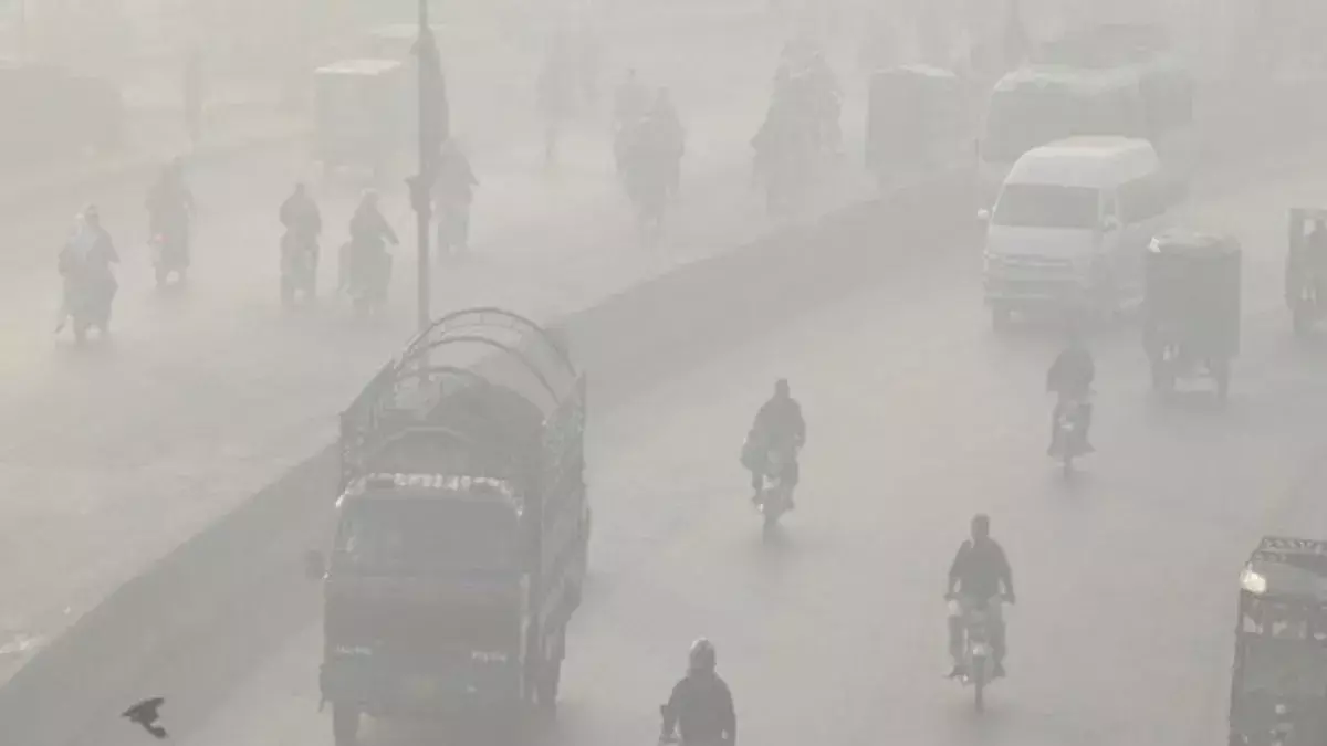 Lucknow: राजधानी में खराब हवा, प्रदूषण का स्तर खतरनाक Lucknow: राजधानी में खराब हवा, प्रदूषण का स्तर खतरनाक