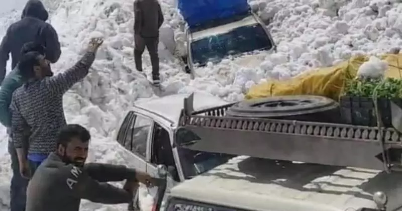 Srinagar: जोजीला में प्राकृतिक आपदा, बचाव कार्य जारी Srinagar: जोजीला में प्राकृतिक आपदा, बचाव कार्य जारी