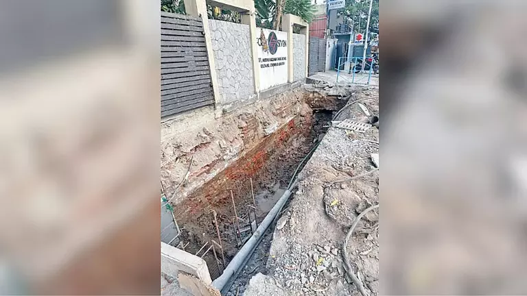 Chennai: मेदवक्कम टैंक रोड पर रुके हुए SWD काम से निवासियों को भारी नुकसान Chennai: मेदवक्कम टैंक रोड पर रुके हुए SWD काम से निवासियों को भारी नुकसान