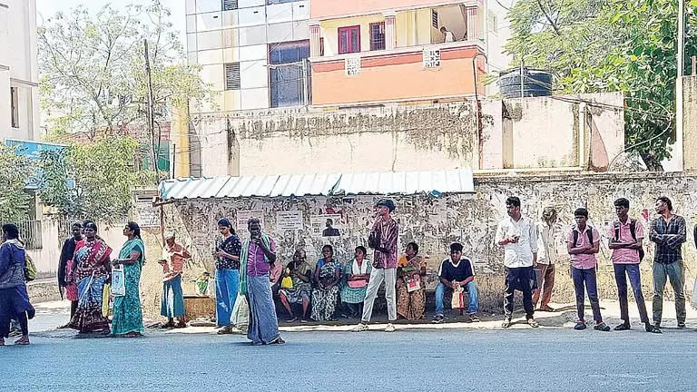 CMRL का काम, वलसरवाक्कम में छोटे टेम्पररी बस स्टॉप में सही शेल्टर की कमी CMRL का काम, वलसरवाक्कम में छोटे टेम्पररी बस स्टॉप में सही शेल्टर की कमी