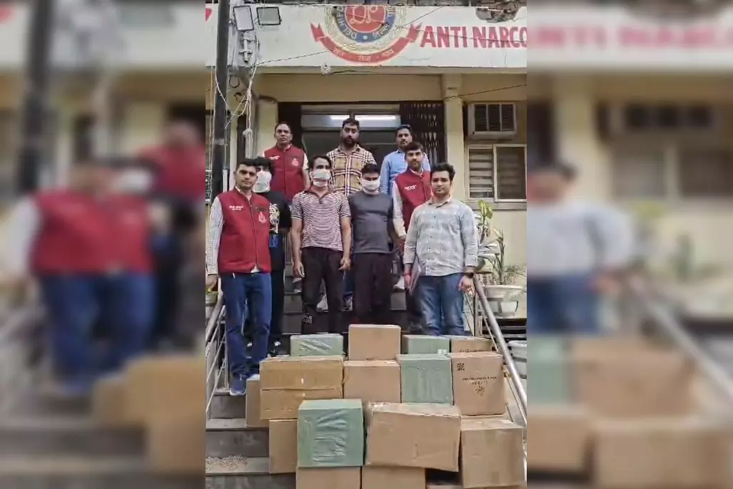 अवैध 20 कार्टन ई-सिगरेट किया जब्त, तीन आरोपी गिरफ्तार अवैध 20 कार्टन ई-सिगरेट किया जब्त, तीन आरोपी गिरफ्तार