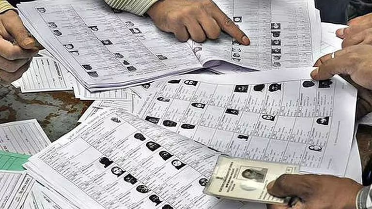 Tamil Nadu: 6.48 लाख लोगों ने वोटर एनरोलमेंट के लिए अप्लाई किया, रिवाइज्ड इलेक्टोरल रोल 6 अप्रैल को Tamil Nadu: 6.48 लाख लोगों ने वोटर एनरोलमेंट के लिए अप्लाई किया, रिवाइज्ड इलेक्टोरल रोल 6 अप्रैल को