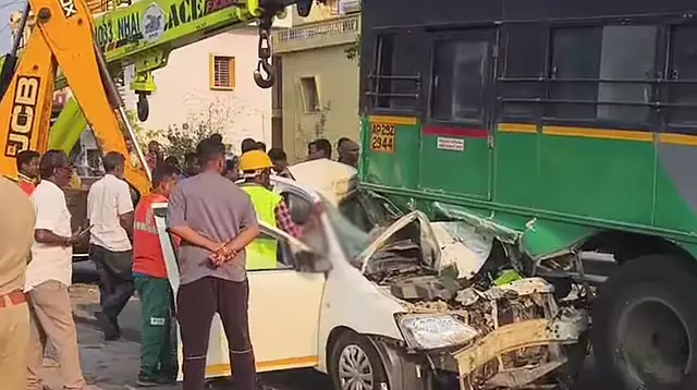 Bengaluru में भयानक हादसा: तिरुपति जा रहे पूरे परिवार की दर्दनाक मौत Bengaluru में भयानक हादसा: तिरुपति जा रहे पूरे परिवार की दर्दनाक मौत