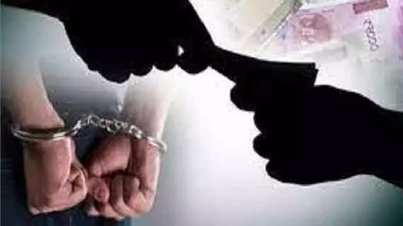 Mumbai: दो लाख रुपये की रिश्वत लेते अभियंता पकड़ा गया Mumbai: दो लाख रुपये की रिश्वत लेते अभियंता पकड़ा गया