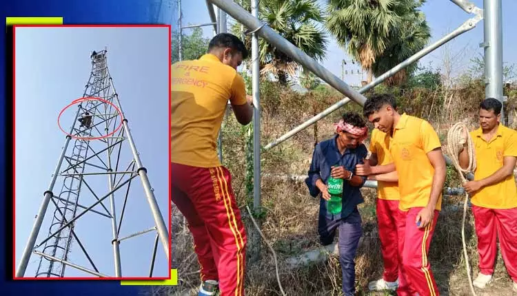 Malkangiri में टावर पर चढ़कर युवक ने की आत्महत्या की कोशिश, सुरक्षित बचा लिया गया Malkangiri में टावर पर चढ़कर युवक ने की आत्महत्या की कोशिश, सुरक्षित बचा लिया गया