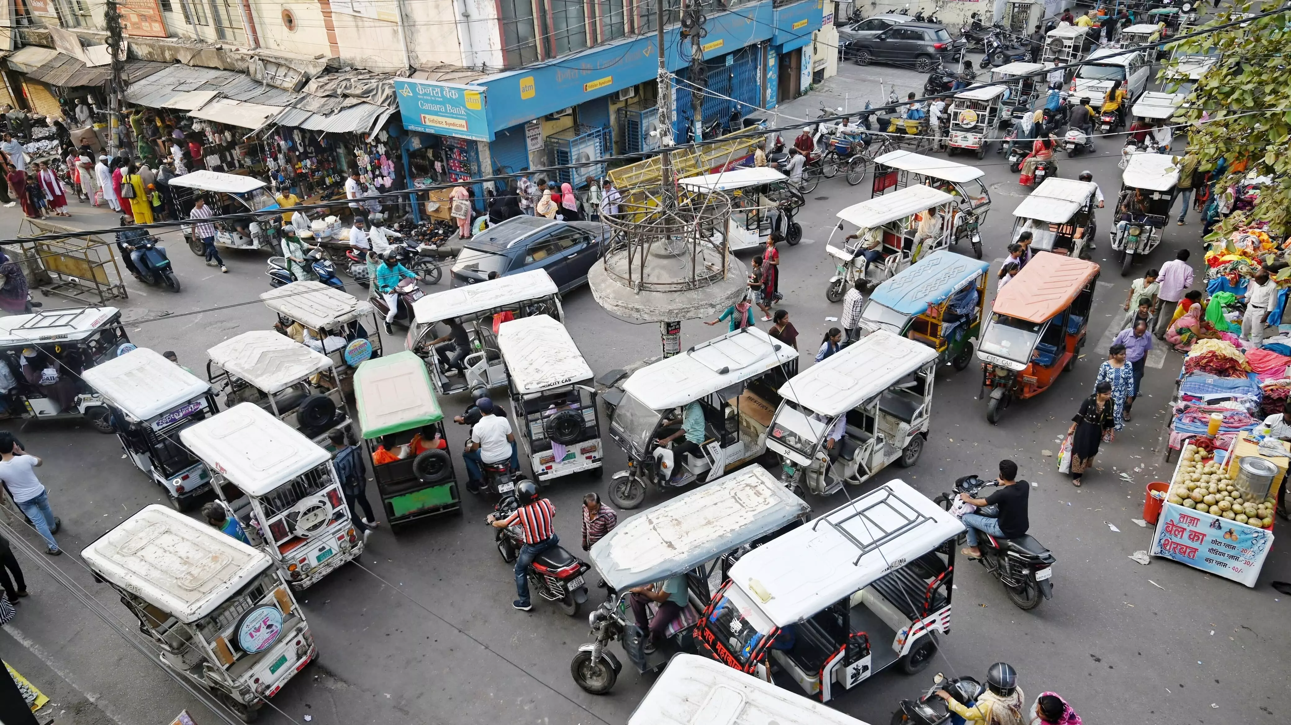 Farrukhabad: लोहिया अस्पताल में ई-रिक्शा चालकों के कारण आवाजाही में रुकावट Farrukhabad: लोहिया अस्पताल में ई-रिक्शा चालकों के कारण आवाजाही में रुकावट