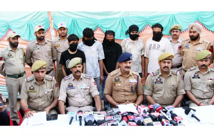 पुलिस ने इंटर-स्टेट जॉब फ्रॉड, किडनैपिंग रैकेट का भंडाफोड़ किया, Jammu के दो युवाओं को बचाया गया पुलिस ने इंटर-स्टेट जॉब फ्रॉड, किडनैपिंग रैकेट का भंडाफोड़ किया, Jammu के दो युवाओं को बचाया गया