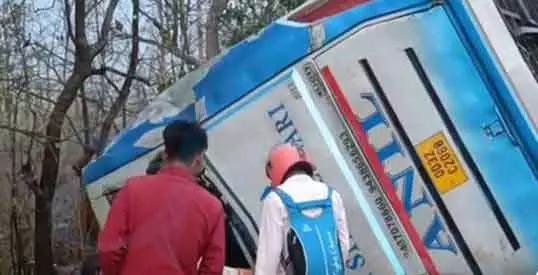 Nayagarh में टूरिस्ट बस पलटने से पांच लोगों की मौत, 20 से ज़्यादा घायल Nayagarh में टूरिस्ट बस पलटने से पांच लोगों की मौत, 20 से ज़्यादा घायल