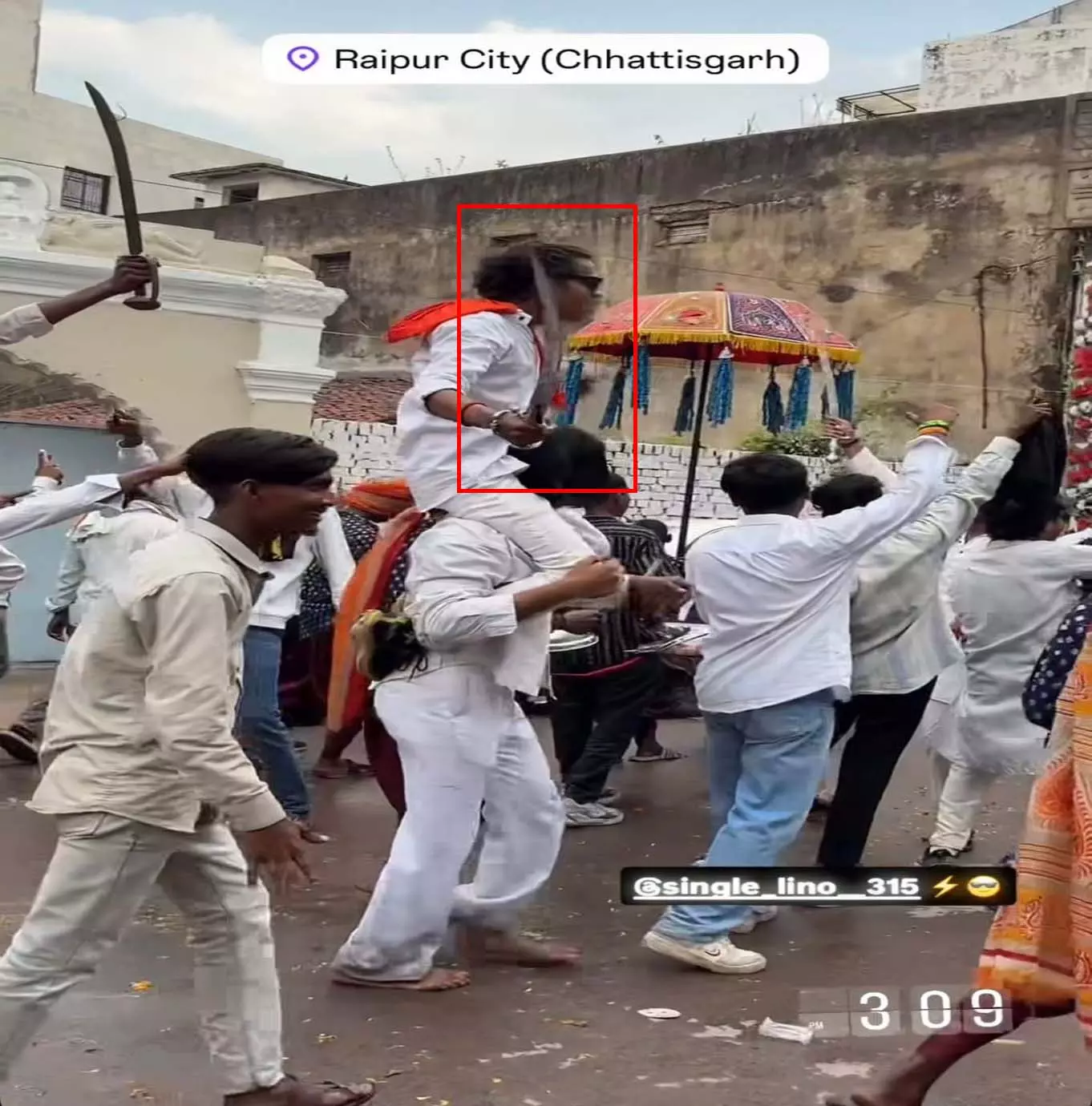 Raipur Breaking: धार्मिक जुलूस में हथियारों का खुला प्रदर्शन, देखें VIDEO... Raipur Breaking: धार्मिक जुलूस में हथियारों का खुला प्रदर्शन, देखें VIDEO...