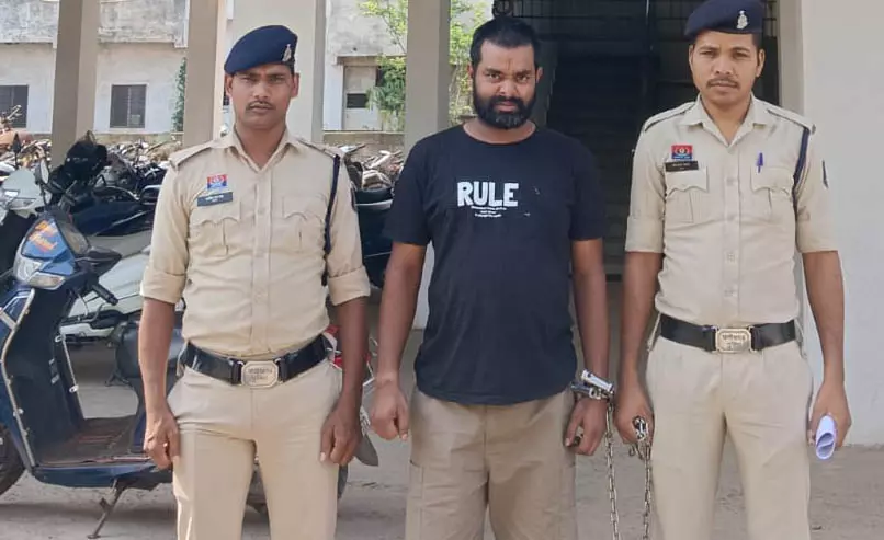 रायपुर से फरार ड्रग्स तस्कर नागपुर में छिपा था, सूचना मिलते ही दबोचा गया रायपुर से फरार ड्रग्स तस्कर नागपुर में छिपा था, सूचना मिलते ही दबोचा गया
