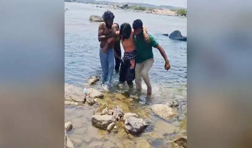 Godavari नदी में कूदी मां और बच्चे को मछुआरों ने बचाया Godavari नदी में कूदी मां और बच्चे को मछुआरों ने बचाया