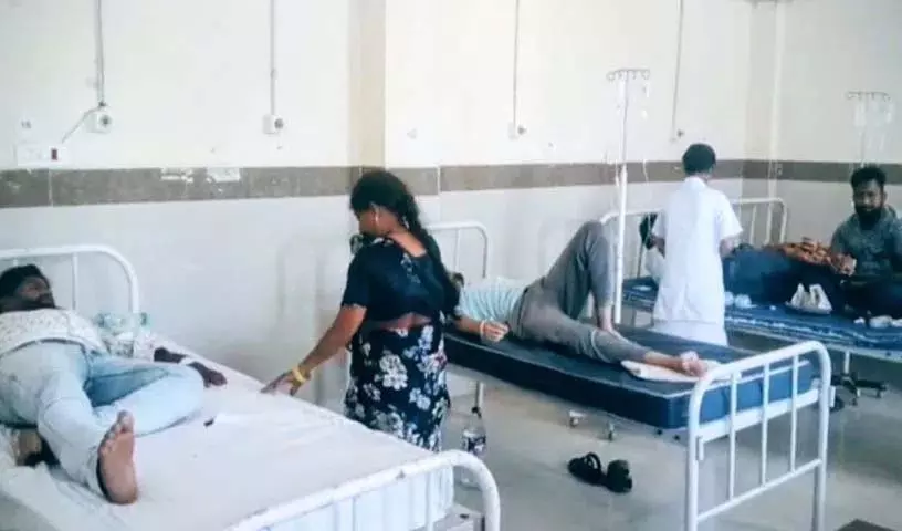Narsapur town में एक घटना हुई जहां खाना खाने के बाद 41 लोग बीमार पड़ गए Narsapur town में एक घटना हुई जहां खाना खाने के बाद 41 लोग बीमार पड़ गए