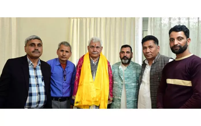 Jammu: प्रतिनिधिमंडल ने एलजी से मुलाकात की Jammu: प्रतिनिधिमंडल ने एलजी से मुलाकात की