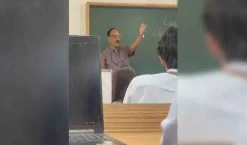 प्रोफेसर ने मुस्लिम स्टूडेंट को Terrorist कहा; वीडियो वायरल हुआ प्रोफेसर ने मुस्लिम स्टूडेंट को Terrorist कहा; वीडियो वायरल हुआ