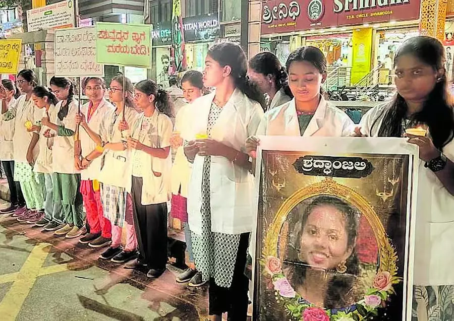 Karnataka : डॉ. समीक्षा रेड्डी की मौत के लिए न्याय की मांग को लेकर विरोध प्रदर्शन Karnataka : डॉ. समीक्षा रेड्डी की मौत के लिए न्याय की मांग को लेकर विरोध प्रदर्शन