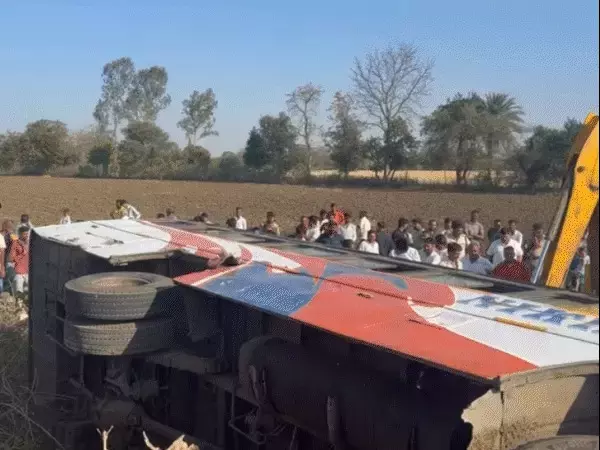 बस पलटने से एक की मौत, 15 लोग घायल बस पलटने से एक की मौत, 15 लोग घायल