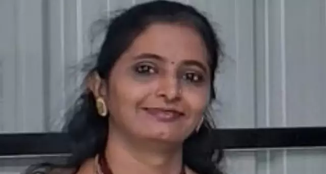 Karnataka : एक सरकारी स्कूल की मैथ टीचर अपने पति के निधन के अगले दिन स्कूल गई Karnataka : एक सरकारी स्कूल की मैथ टीचर अपने पति के निधन के अगले दिन स्कूल गई
