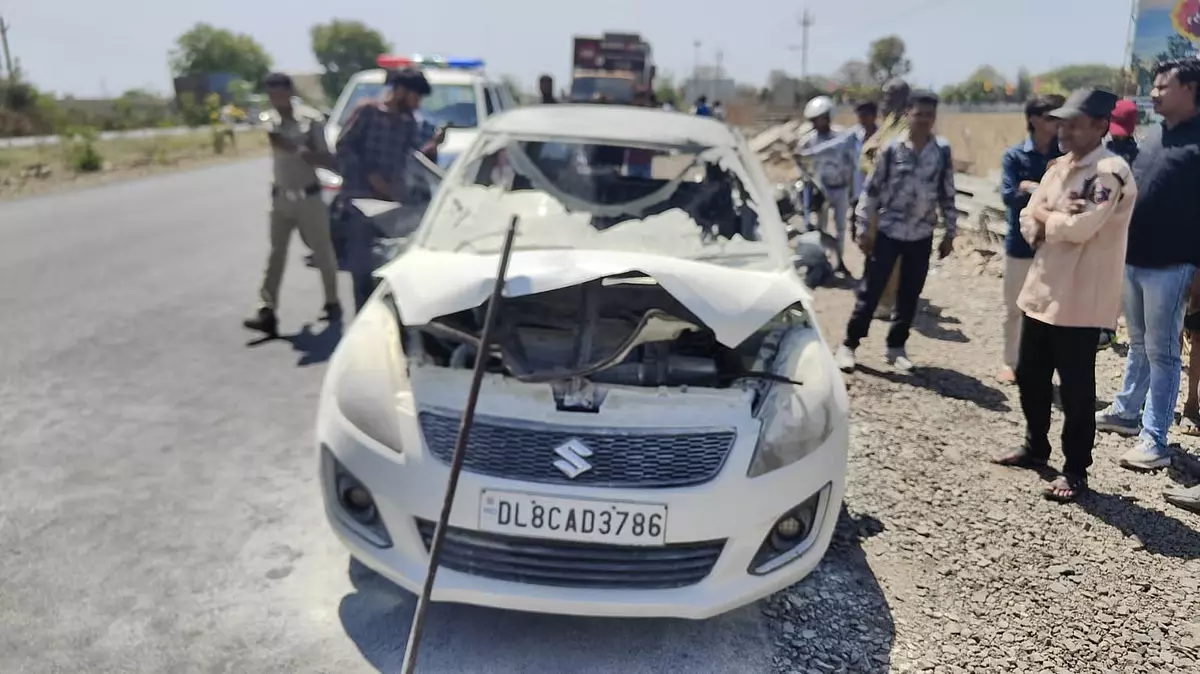 Indore : इंदौर-खंडवा रोड पर कार में आग लगने से 3 साल का बच्चा ज़िंदा जल गया Indore : इंदौर-खंडवा रोड पर कार में आग लगने से 3 साल का बच्चा ज़िंदा जल गया