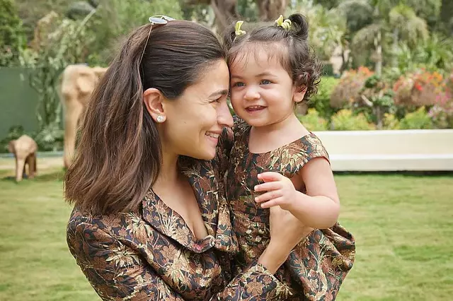 Alia Bhatt की पेरेंटिंग पर सच्ची बात और स्टाइलिश जलवा Alia Bhatt की पेरेंटिंग पर सच्ची बात और स्टाइलिश जलवा
