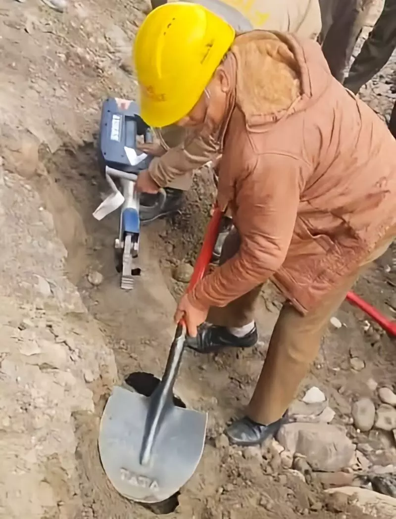 Manali में नए सीवर पाइप में फंसे व्यक्ति को कुछ घंटों बाद बचाया गया Manali में नए सीवर पाइप में फंसे व्यक्ति को कुछ घंटों बाद बचाया गया