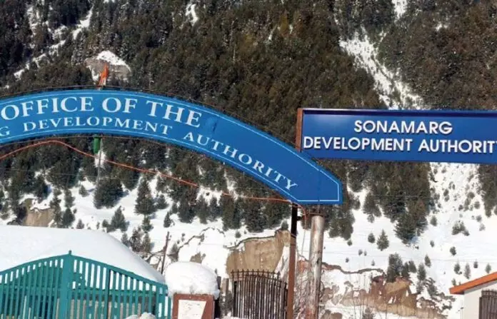 SDA ने सोनमर्ग में अवैध टिन शेड गिराए SDA ने सोनमर्ग में अवैध टिन शेड गिराए