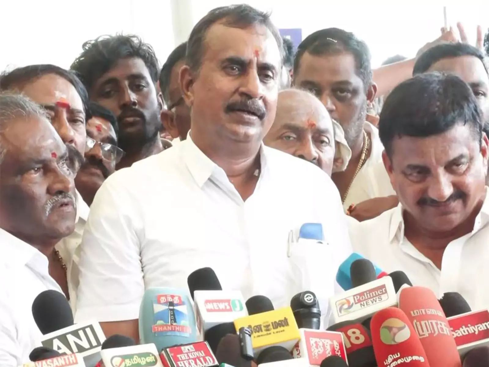 तमिलनाडु चुनाव से पहले AIADMK के पूर्व मंत्री एसपी वेलुमणि ने कहा कि उन्हें 210 सीटों पर जीत का भरोसा तमिलनाडु चुनाव से पहले AIADMK के पूर्व मंत्री एसपी वेलुमणि ने कहा कि उन्हें 210 सीटों पर जीत का भरोसा