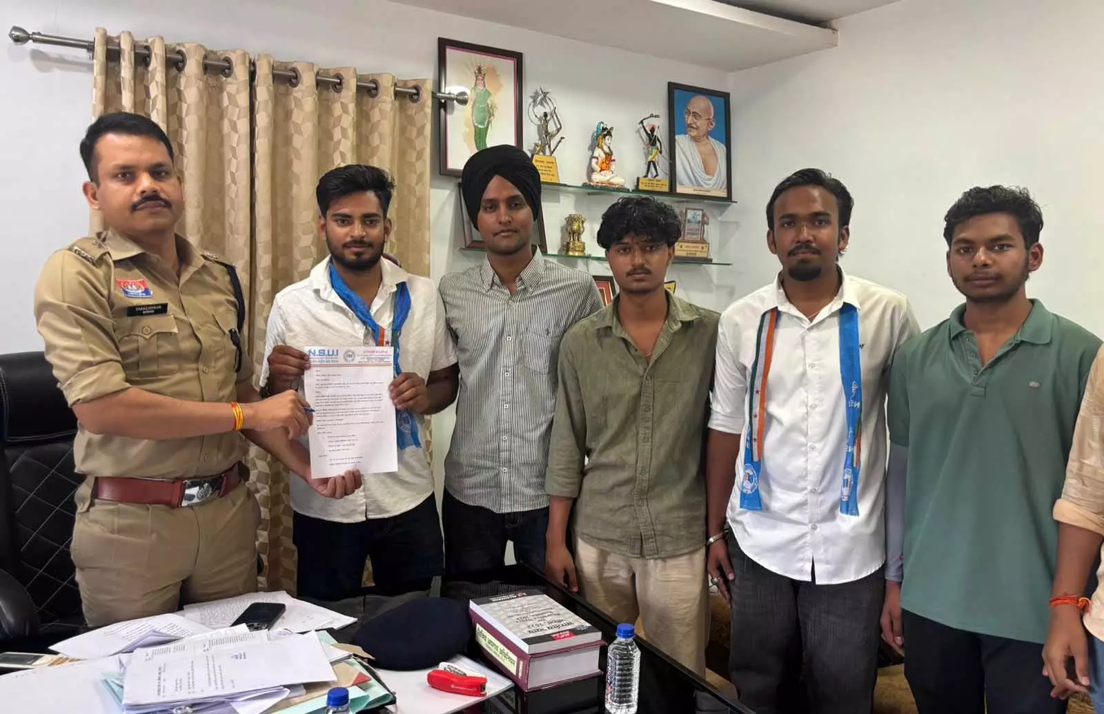 NSUI ने ध्वनि प्रदूषण को लेकर अतिरिक्त पुलिस उपायुक्त को ज्ञापन सौंपा NSUI ने ध्वनि प्रदूषण को लेकर अतिरिक्त पुलिस उपायुक्त को ज्ञापन सौंपा