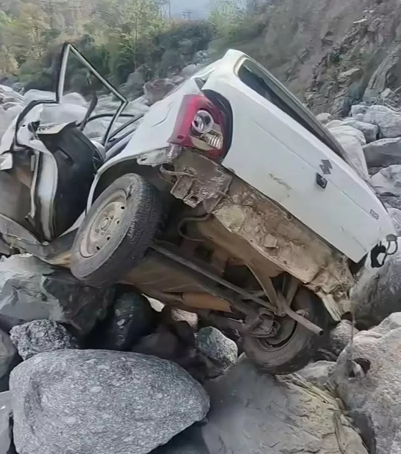 Kangra के शाहपुर में कार के खाई में गिरने से 2 लोगों की मौत, 3 घायल Kangra के शाहपुर में कार के खाई में गिरने से 2 लोगों की मौत, 3 घायल