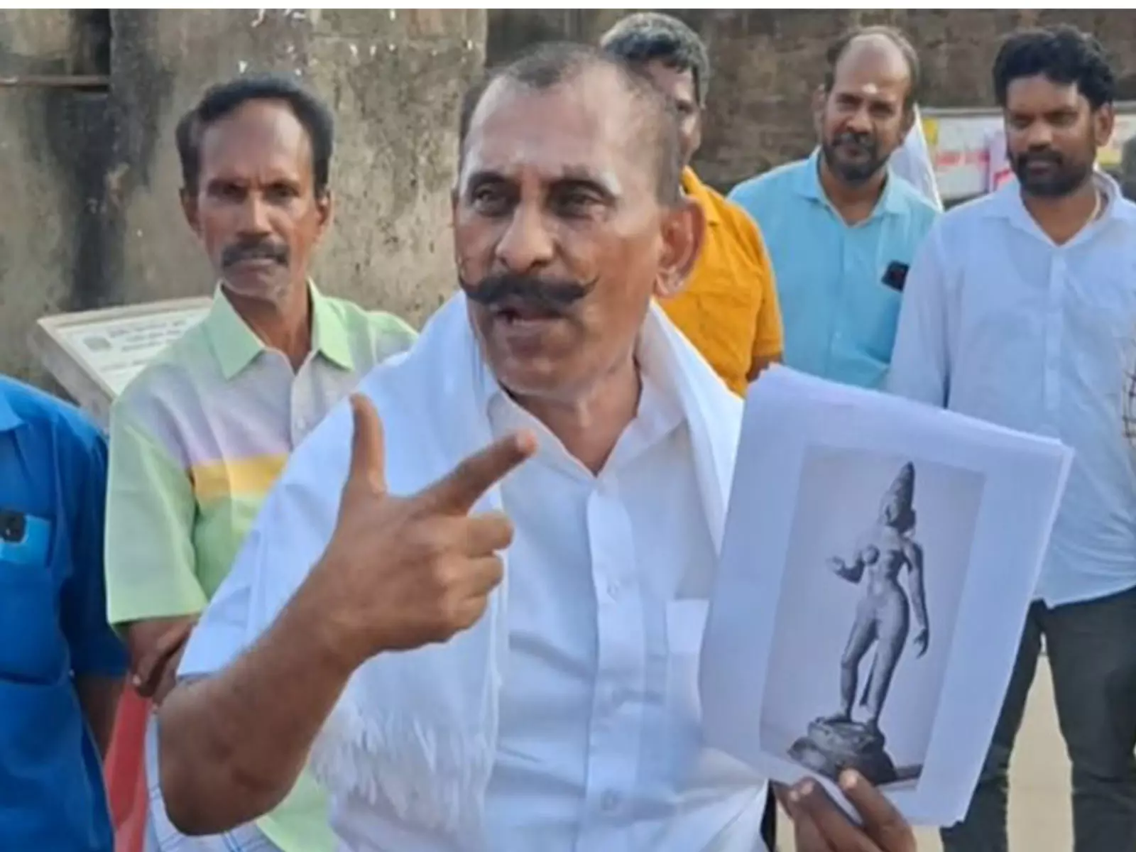Pon Manickavel ने मूर्ति वापसी पर सरकार की आलोचना की Pon Manickavel ने मूर्ति वापसी पर सरकार की आलोचना की