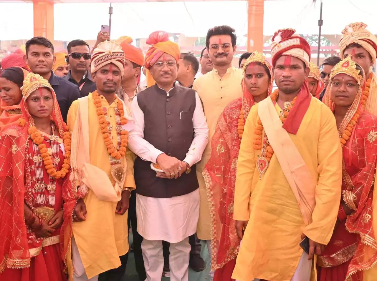 बेटियों के सम्मान का संकल्प: 240 नवविवाहित जोड़ों को CM साय ने दिया सुखद दांपत्य जीवन का आशीर्वाद बेटियों के सम्मान का संकल्प: 240 नवविवाहित जोड़ों को CM साय ने दिया सुखद दांपत्य जीवन का आशीर्वाद