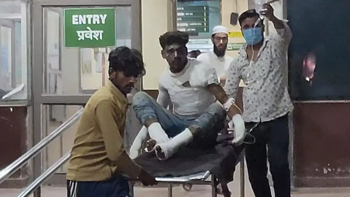 Gurugram: गैस सिलेंडर विस्फोट में पांच लोगों को चोट Gurugram: गैस सिलेंडर विस्फोट में पांच लोगों को चोट