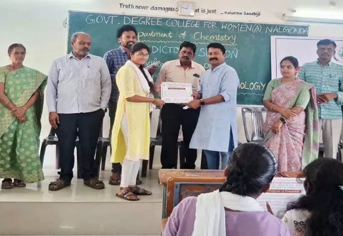नलगोंडा Women’s College में केमिस्ट्री सेमिनार होगा; प्रिंसिपल ने लाइफ स्किल्स अपनाने की सलाह दी नलगोंडा Women’s College में केमिस्ट्री सेमिनार होगा; प्रिंसिपल ने लाइफ स्किल्स अपनाने की सलाह दी