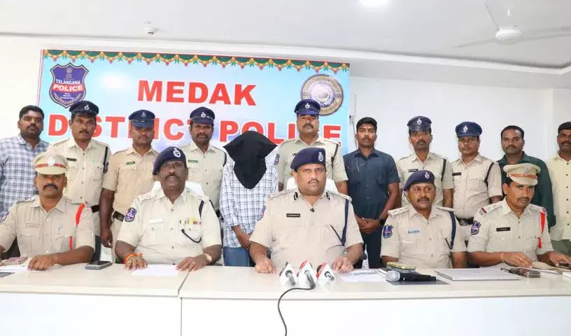 Telangana : बुजुर्ग दंपत्ति से सोने के गहने छीनने वाला रिश्तेदार गिरफ्तार Telangana : बुजुर्ग दंपत्ति से सोने के गहने छीनने वाला रिश्तेदार गिरफ्तार
