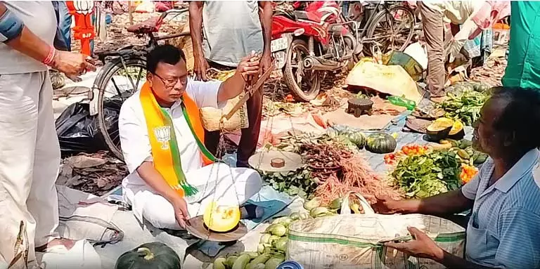 BJP उम्मीदवार ने प्रचार के दौरान सब्जियां बेचीं BJP उम्मीदवार ने प्रचार के दौरान सब्जियां बेचीं