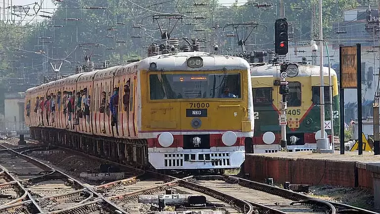 Sealdah में कई रूट पर ट्रेनें कैंसिल, ट्रैफिक ब्लॉक से कौन परेशान? Sealdah में कई रूट पर ट्रेनें कैंसिल, ट्रैफिक ब्लॉक से कौन परेशान?