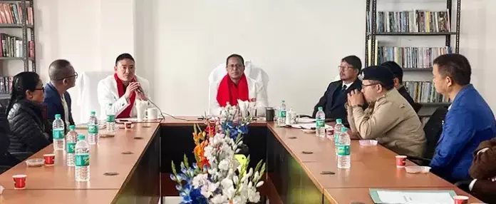 BOMDILA: डीसी ने थ्रिज़िनो का दौरा किया, अधिकारियों से बातचीत की BOMDILA: डीसी ने थ्रिज़िनो का दौरा किया, अधिकारियों से बातचीत की