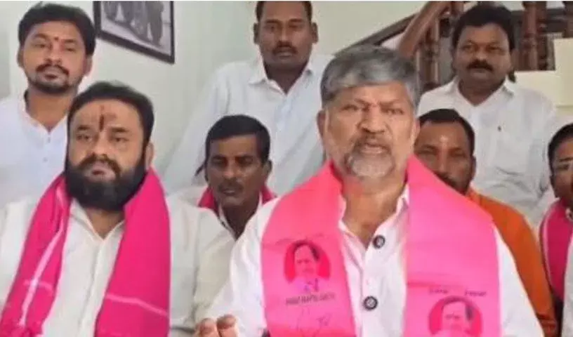 Hyderabad: रमना ने टी जीवन रेड्डी का बीआरएस में स्वागत किया Hyderabad: रमना ने टी जीवन रेड्डी का बीआरएस में स्वागत किया