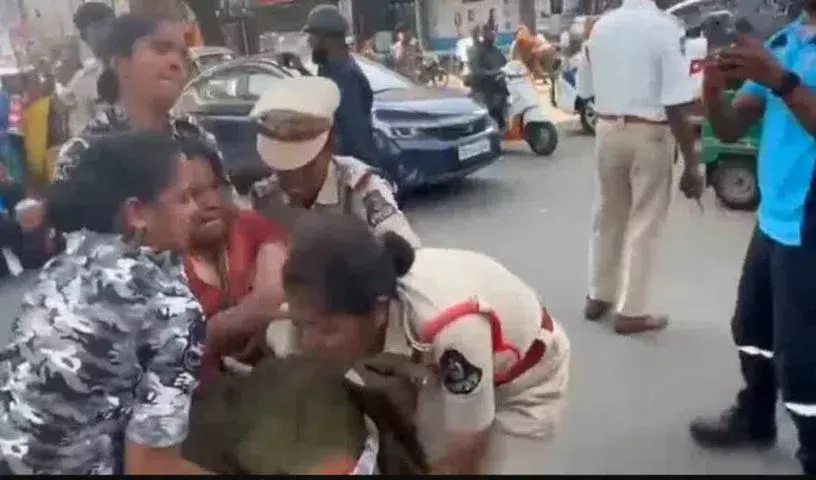 चलो हैदराबाद’ विरोध प्रदर्शन: तेलंगाना में आशा कार्यकर्ताओं को हिरासत में लिया गया