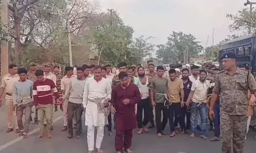 रामनवमी जुलूस में भगदड़ की साजिश, 20 पत्थरबाज गिरफ्तार रामनवमी जुलूस में भगदड़ की साजिश, 20 पत्थरबाज गिरफ्तार