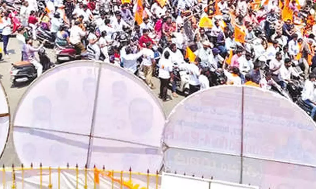 Andhra: गुंटूर में नवमी शोभा यात्रा का आयोजन Andhra: गुंटूर में नवमी शोभा यात्रा का आयोजन