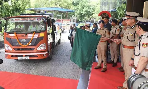 Delhi पुलिस ने 76 क्रेन को हरी झंडी दिखाई और स्पीड कैमरों का उद्घाटन किया