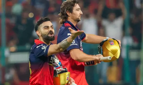 आरसीबी को जीत दिलाने के बाद दिखा कोहली का रोमांटिक अंदाज, पत्नी अनुष्का को दी फ्लाइंग किस