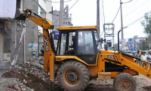 Delhi में जेसीबी मशीन ने एक आदमी को कुचलकर मार डाला