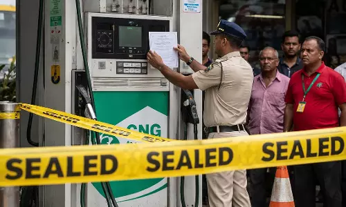 नालासोपारा फ्यूल पंप सील, रैकेट का खुलासा: स्टाफ से हर KG CNG पर ₹50 ज़्यादा लिए गए नालासोपारा फ्यूल पंप सील, रैकेट का खुलासा: स्टाफ से हर KG CNG पर ₹50 ज़्यादा लिए गए