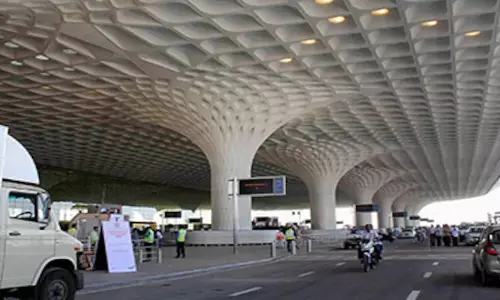 Mumbai : नकली पुलिसवालों ने एयरपोर्ट के पास दुबई से लौटे 28 साल के युवक से ₹53,000 लूटे Mumbai : नकली पुलिसवालों ने एयरपोर्ट के पास दुबई से लौटे 28 साल के युवक से ₹53,000 लूटे