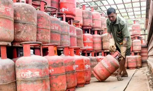 वसई के लोगों ने LPG की कमी को लेकर मुंबई-अहमदाबाद हाईवे जाम किया वसई के लोगों ने LPG की कमी को लेकर मुंबई-अहमदाबाद हाईवे जाम किया