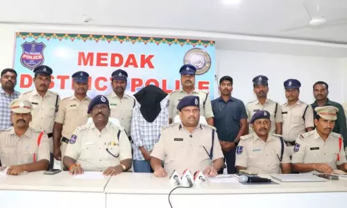 Medak में बुजुर्ग दंपत्ति पर हमला करने और सोना चुराने के आरोप में रिश्तेदार गिरफ्तार Medak में बुजुर्ग दंपत्ति पर हमला करने और सोना चुराने के आरोप में रिश्तेदार गिरफ्तार